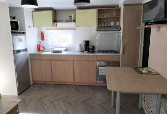 MOBIL HOME 6/8 PLACES has rooms with a private hot tub