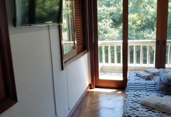 Su  tes com hidromassagem e Quartos em Casa de Alto Padr  o has rooms with a private hot tub