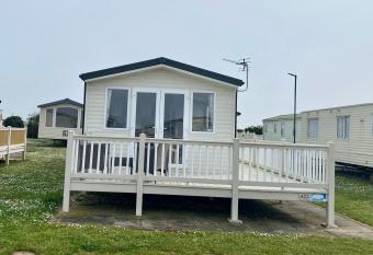 Cosy holiday home at Romney Sands has Balcony rooms