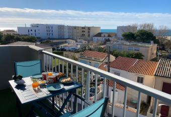 Appartement 2P    1 min de la mer has Balcony rooms