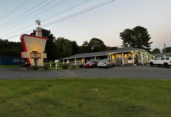 Bea's Parkway Inn allows 18 year olds to book a room
