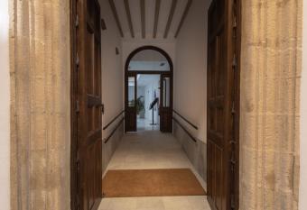 Apartamentos Santa Mar  a 15 allows 18 year olds to book a room