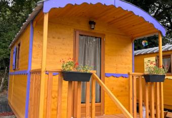 Les roulottes de Kuzco has rooms with a private hot tub