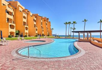 Sandy Beach Princesa D101 Ocean Front Resort has rooms with a private hot tub