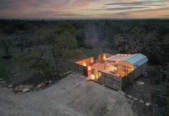 Romantic Luxury stay w Sauna, Pool & Amenities on 10 acres has rooms with a private hot tub