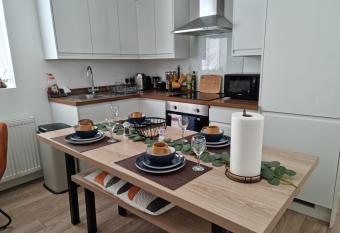 Central Watford Modern Apartment - Travellers & Contractors Welcomed allows 18 year olds to book a room