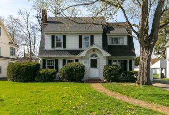 Comfortable 3 bedroom home with private parking! allows 18 year olds to book a room