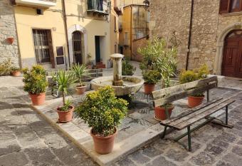 LaFuntanella45 Casa Vacanze has rooms with a private hot tub