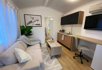 Hidden Pines - close to UNE/schools, parkland view allows 18 year olds to book a room