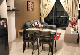 5Mins drive Legoland, 2BR , NETFLIX, Macrolink, Nusajaya, Johor Bahru has Balcony rooms