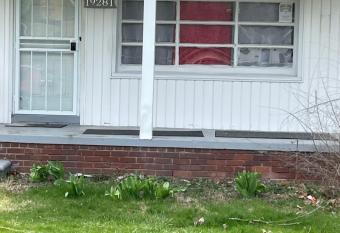 Two bedroom flat with fire place allows 18 year olds to book a room