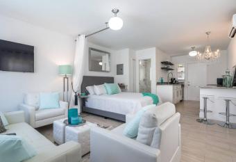 La Vida Delray #4-Lux w/HEATED pool-BEST LOCATION! has Balcony rooms