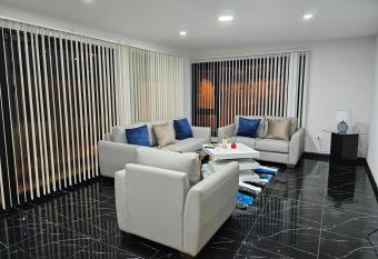 apartamento de lujo allows 18 year olds to book a room