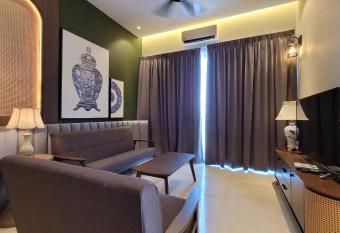 A Vintage Baba Nyonya Unit @ Silverscape Residence has rooms with a private hot tub