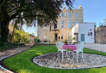 Railway House York by Chateau Anna has Balcony rooms