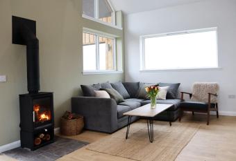 Coastal Eco-Lodge has rooms with a private hot tub