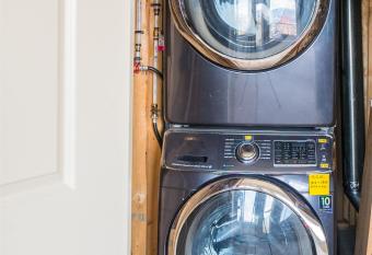 Lake, Bright&Spacious 2-Bedroom Suite has rooms with a private hot tub