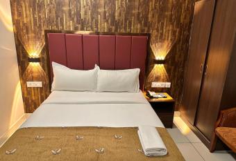 OYO Flagship 81165 Flyview Residency allows 18 year olds to book a room