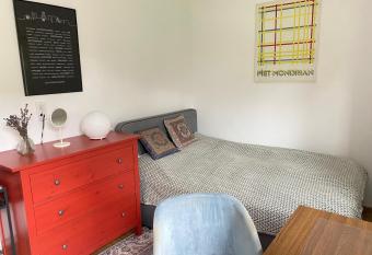 S    es G  steh  uschen in 1A Lage allows 18 year olds to book a room