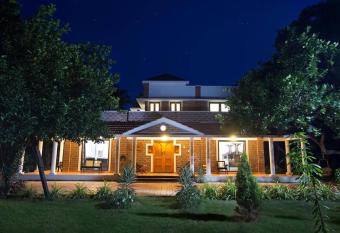 5 bedroom villa with pool in 1.5 acre lush greens. has Balcony rooms