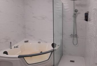 POSTIGUET has rooms with a private hot tub