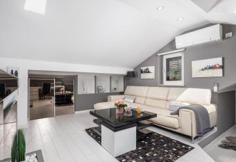 Studio apartman RiLaLa allows 18 year olds to book a room