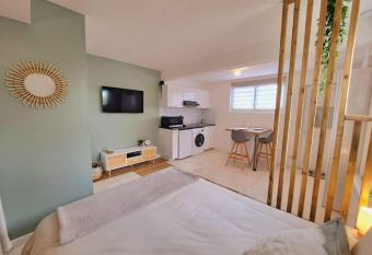 L   chapp  e verte - Studio cosy - calme et lumineux has Balcony rooms