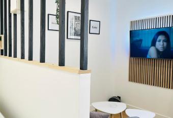 Le cocon Lorientais    5 min    pied de la gare allows 18 year olds to book a room