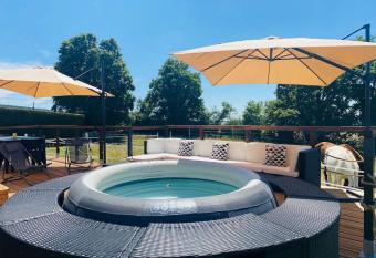 Tiny House au calme de la campagne avec spa has rooms with a private hot tub