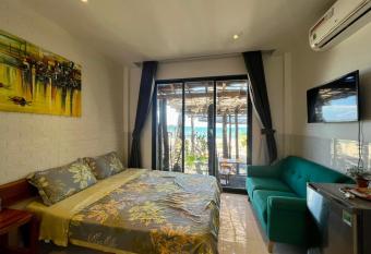 SOHO 1 PH   QU   C has rooms with a private hot tub