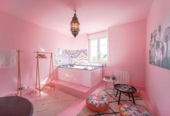 Desert de Ouarzazatte allows 18 year olds to book a room