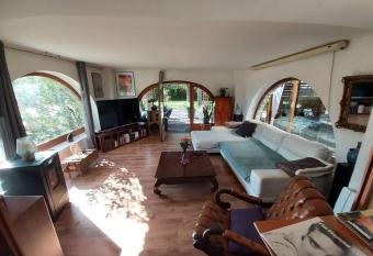 Loft ravissant avec jacuzzi et parc allows 18 year olds to book a room