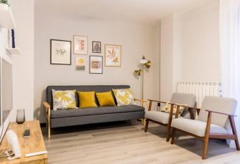 Castrillo 4 Apartamento Acogedor has Balcony rooms