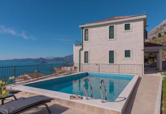 Villa Krstac has Balcony rooms