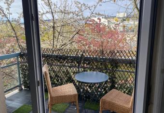 Balcon dans les arbres has Balcony rooms
