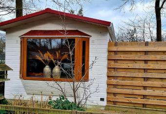 Boshuzie has Balcony rooms