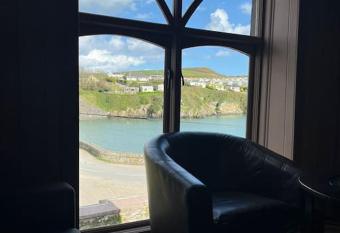 Robert s Cove Guesthouse has rooms with a private hot tub