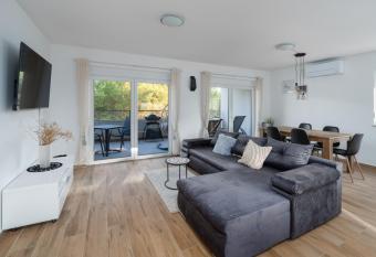 Number One Apartments has rooms with a private hot tub