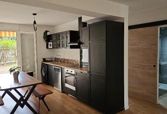 T4 Proche centre et plages Jacuzzi et Parking gratuit has rooms with a private hot tub