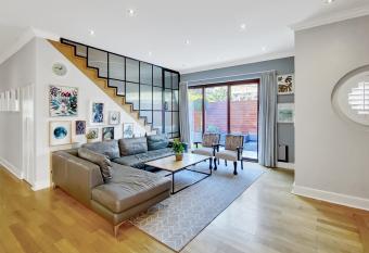 Cottage 8 Virginia Avenue has rooms with a private hot tub