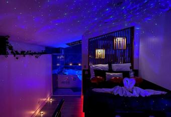 Suite romantique Spa Baln  oth  rapie allows 18 year olds to book a room