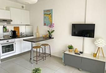 Joli studio    6 min    pied de la plage has Balcony rooms