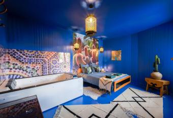 Luxury Jardin Majorelle avec jacuzzi has rooms with a private hot tub