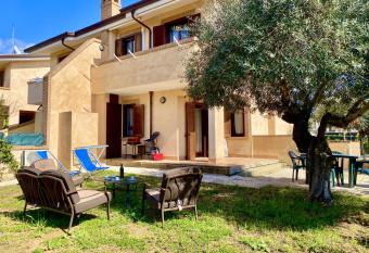 holidaycasa Villa Leo - Con giardino a 350 mt dal has Balcony rooms