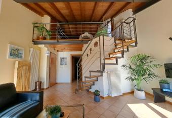 Gaia, appartamento con soppalco a Caprino Veronese has Balcony rooms