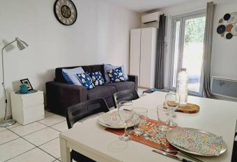 Superbe studio, avec parking gratuit sur place allows 18 year olds to book a room