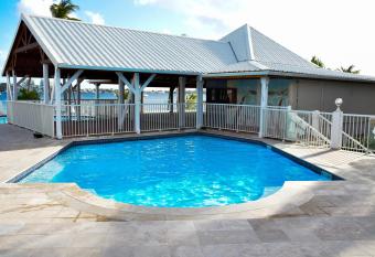 Studio with lake view shared pool and enclosed garden at Saint Martin 1 km away from the beach has Balcony rooms