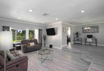 Cottage in the Gardens! has rooms with a private hot tub