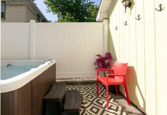 Walk To Parks And Restaurants Hot Tub Game Room has rooms with a private hot tub