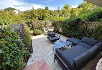 Appartement avec jardin au coeur de Saint-Tropez. has Balcony rooms